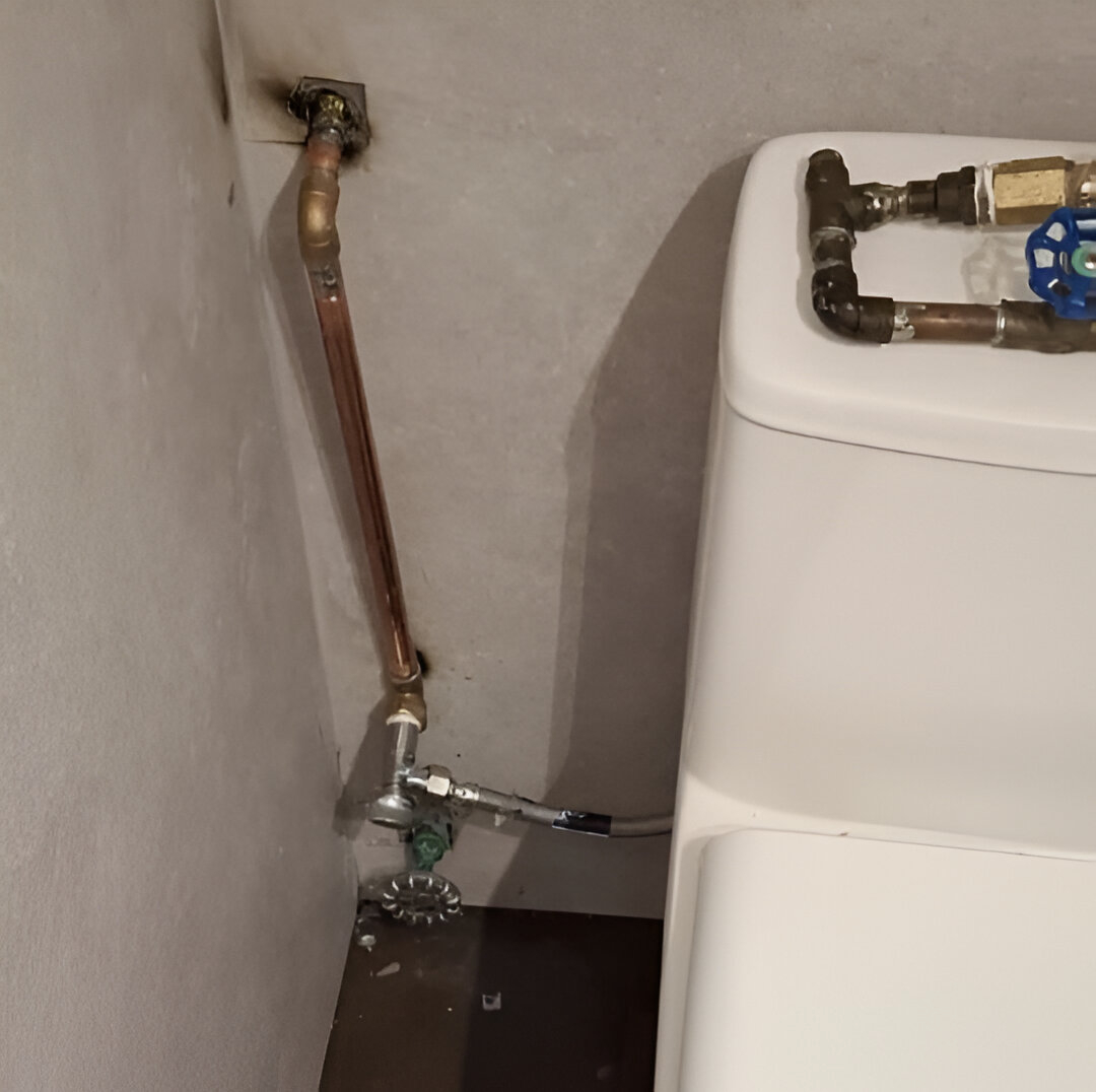 Plomero realizando reparación de cañerías de agua