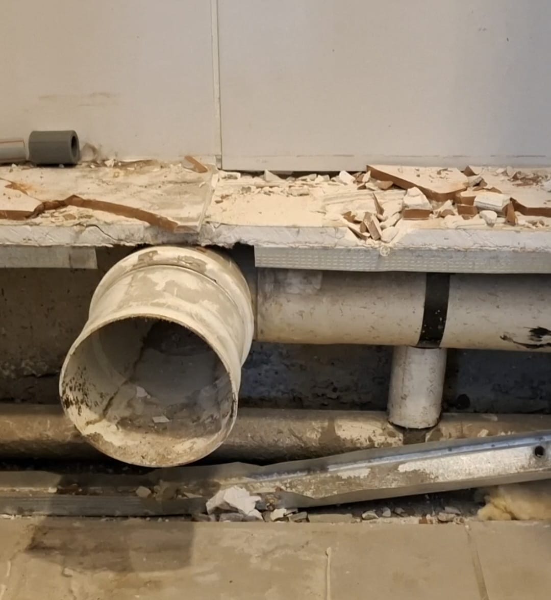 Instalador de calefont SEC reparando equipos